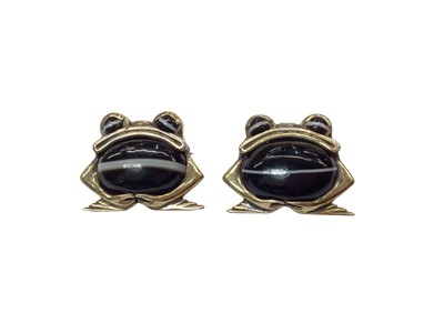 Lot 1061 - Pair of silver gilt agate novelty frog brooches (London 1976) maker MJ, each 26mm wide