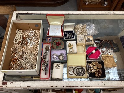 Lot 1080 - Victorian and later silver brooches, marcasite brooches, silver bangle, vintage costume jewellery and bijouterie