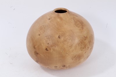 Lot 641 - RIchard Chapman (b. 1951) turned maple vase