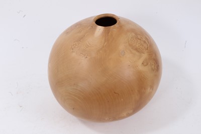 Lot 641 - RIchard Chapman (b. 1951) turned maple vase