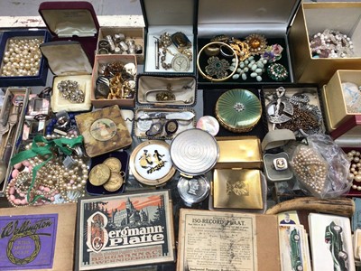 Lot 1088 - Vintage costume jewellery, compacts, various beads, paste set brooches, cigarette cards and other bijouterie