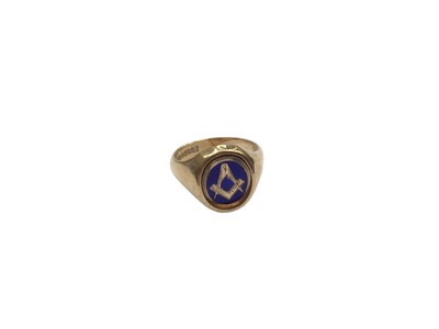 Lot 1094 - 9ct gold Masonic signet ring with rotating panel depicting blue enamel decoration to one side and engraved monogram to the other. Ring size Q