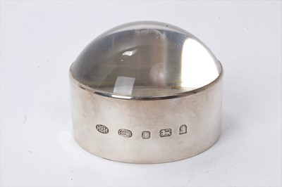 Lot 161 - Contemporary silver mounted desk magnifier of circular form (Queen Elizabeth II Golden Jubilee)