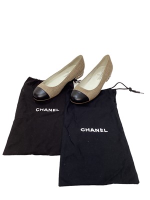 Lot 2078 - Chanel tweed shoes, chain detail on heel and CC logo on toe cap with Chanel dust bag. Size 36 1/2. As new.