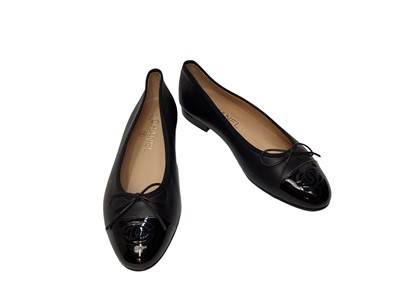 Chanel Beige/Black Patent Leather And Velvet CC Cap Toe Bow Ballet