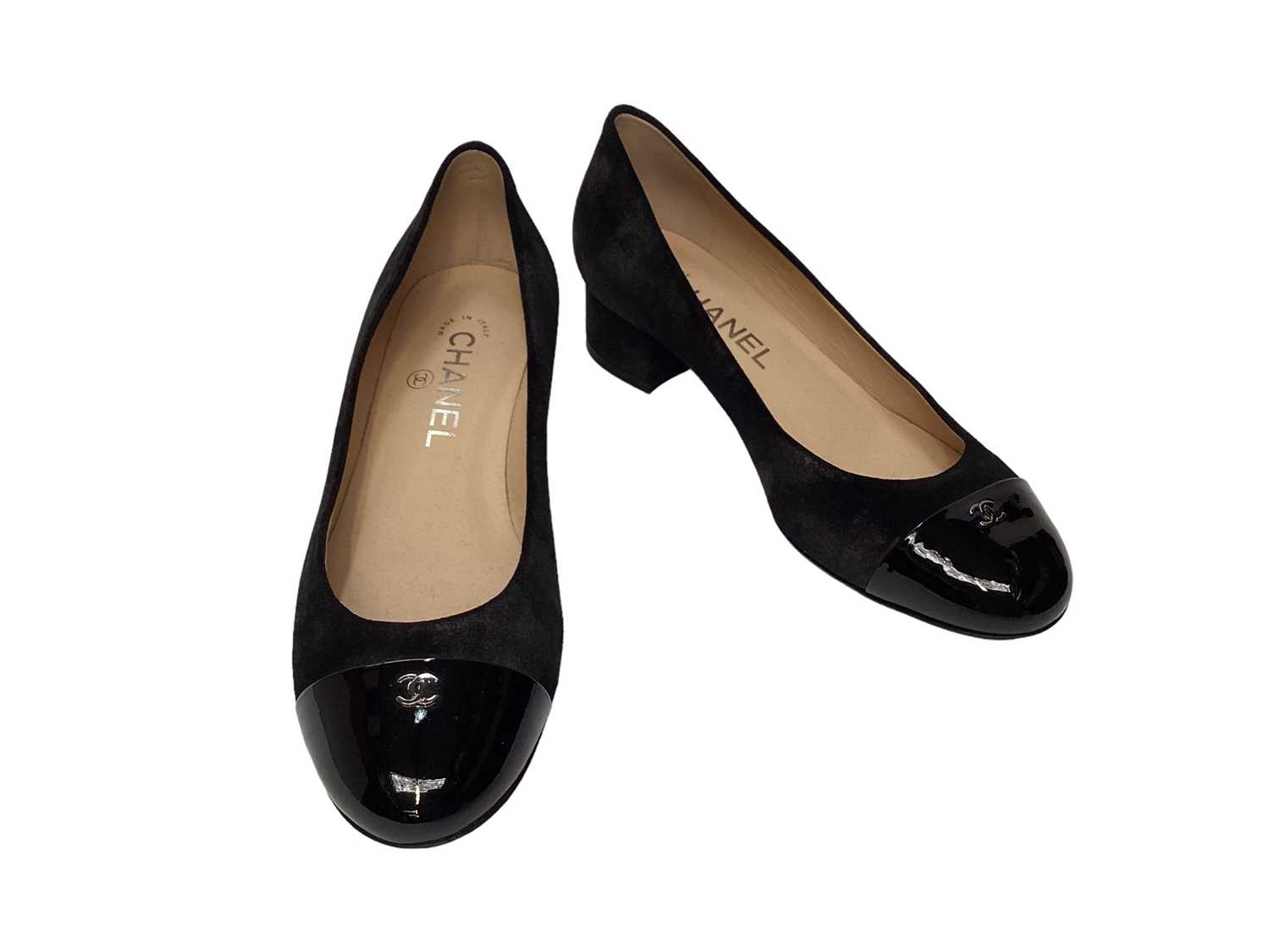 Lot 2080 - Chanel shoes in black velvet with gold