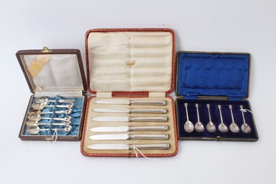 Lot 168 - Cased set of six early 20th century silver handled pastry knives and other items