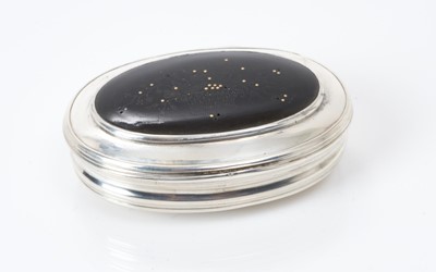 Lot 183 - 18th century white metal snuff box of oval form, with gilt interior and hinged cover