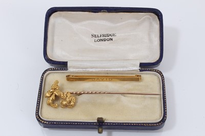 Lot 375 - Early 20th century gold ‘nugget’ stick pin and a 9ct gold tie pin ‘David’ (2)