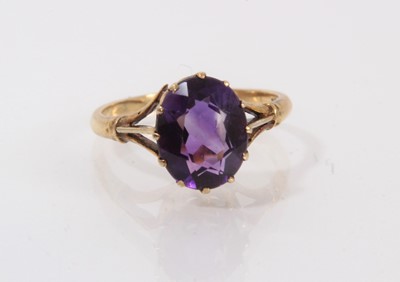 Lot 386 - 9ct gold amethyst single stone ring