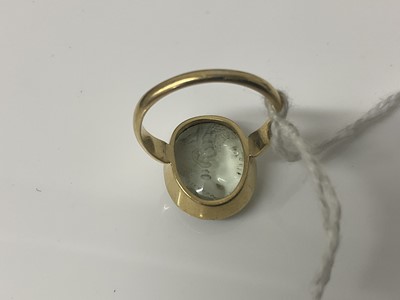 Lot 387 - Antique intaglio ring with an intaglio carved stone in 18ct gold mount