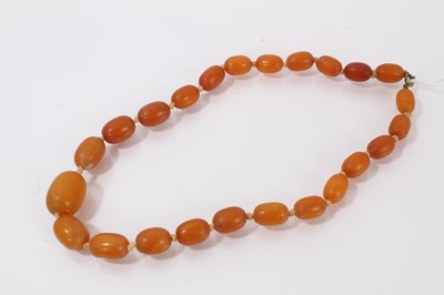 Lot 390 - Old amber bead necklace