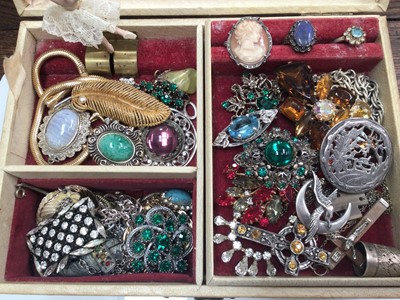 Lot 55 - Jewellery box containing vintage costume jewellery including a Victorian silver brooch, paste set brooches, silver thimble and other bijouterie
