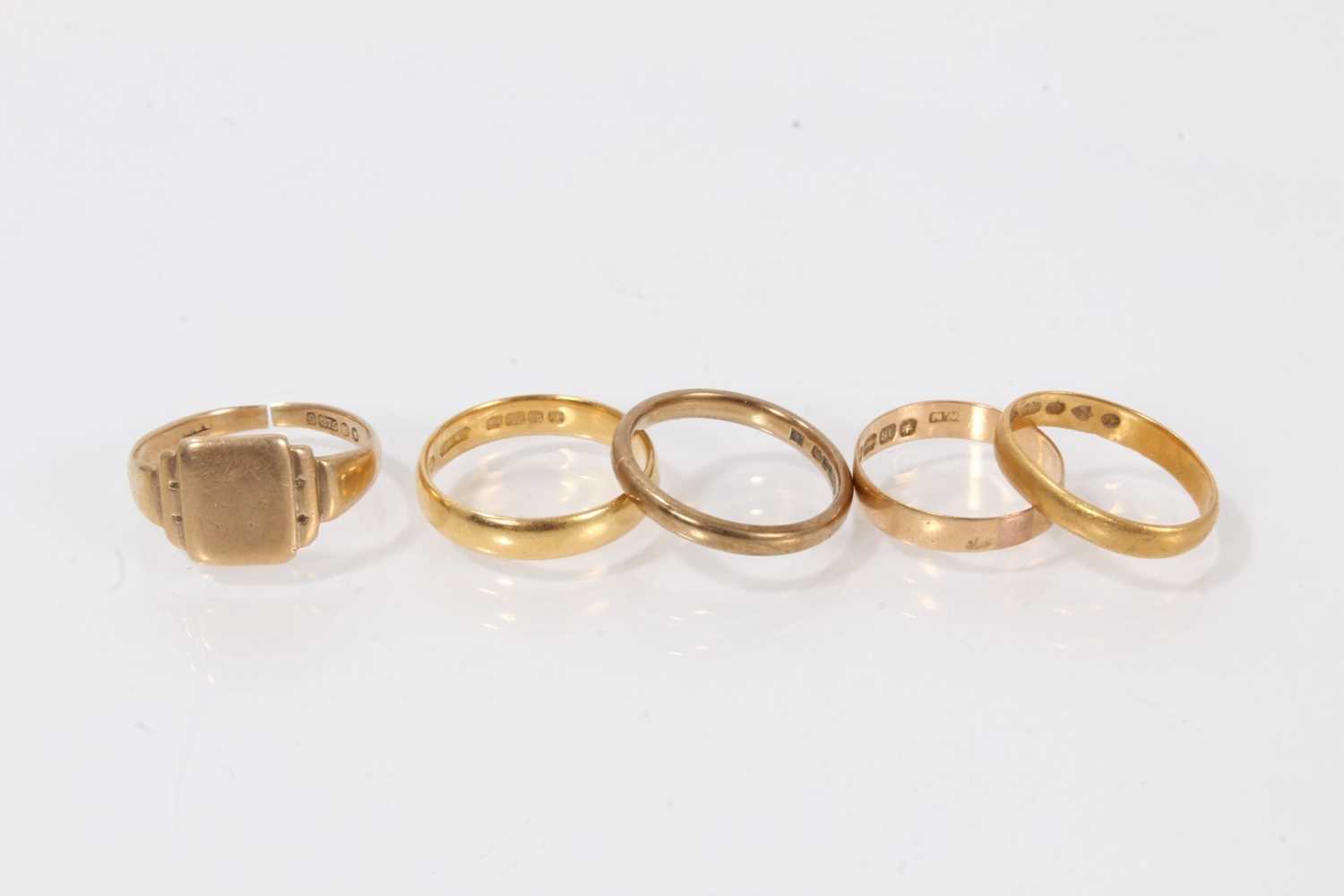 Lot 335 - Two 22ct gold wedding rings, 18ct gold wedding ring, 9ct gold wedding ring and a 9ct gold signet ring (5)