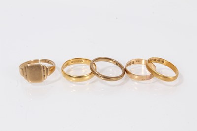 Lot 335 - Two 22ct gold wedding rings, 18ct gold wedding ring, 9ct gold wedding ring and a 9ct gold signet ring (5)