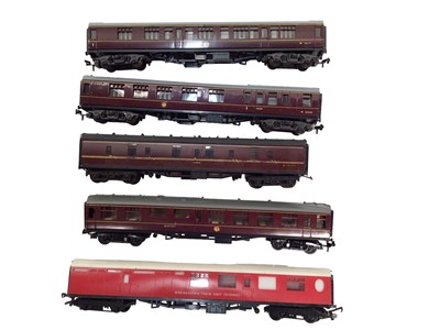 Lot 1804 - Hornby OO gauge carriages and rolling stock