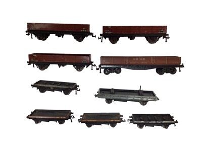 Lot 1804 - Hornby OO gauge carriages and rolling stock