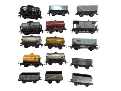 Lot 1804 - Hornby OO gauge carriages and rolling stock