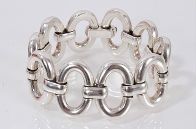 Lot 401 - Contemporary heavy silver oval link bracelet with concealed clasp (Edinburgh 2001), 21cm.