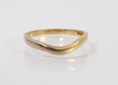 Lot 407 - 18ct yellow gold wedding ring