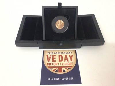 Lot 404 - Isle of Man - Gold proof Sovereign commemorating 75th Anniversary VE Day (Victory in Europe) 2020 (N.B. Cased with Certificate of Authenticity) (1 coin)