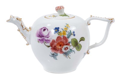 Lot 23 - 18th century Meissen globular tea pot