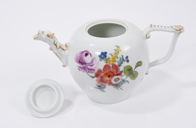 Lot 23 - 18th century Meissen globular tea pot