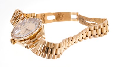 Lot 557 - Ladies Rolex 18ct yellow gold DateJust wristwatch