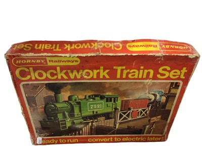 Lot 1990 - Hornby OO gauge clockwork train set including 0-4-0 locomotive 7321 with two keys, open wagon, van and tank wagon, boxed, RS 692 (Level Crossing Missing)