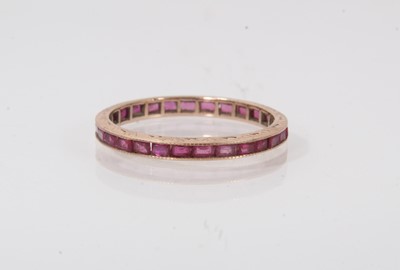 Lot 402 - Art Deco ruby eternity ring in gold setting