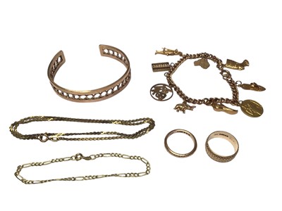 Lot 36 - Group of 9ct gold jewellery to include a torque bangle, a gold charm bracelet, two wedding rings, bracelet and chain