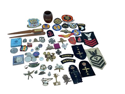 Lot 739 - Group of British military cap badges, cloth military badges, replica Victoria Cross and other Militaria (1 box).