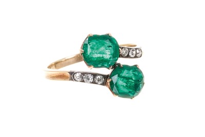 Lot 415 - Antique emerald and diamond cross-over ring