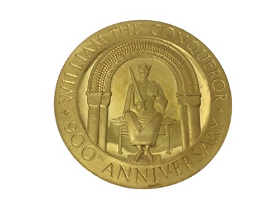 Lot 465 - G.B. - Spink & Son limited edition gold medallion 900th Anniversary of Norman Conquest 1066-1966 UNC (N.B. Diameter 2¼, 22ct gold hallmarked, Wt. 137.2gms) cased with Certificate of Authenticity) (...