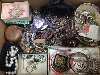 Lot 142 - Costume jewellery and bijouterie including vintage brooches, simulated pearls, various other bead necklaces, wristwatches etc