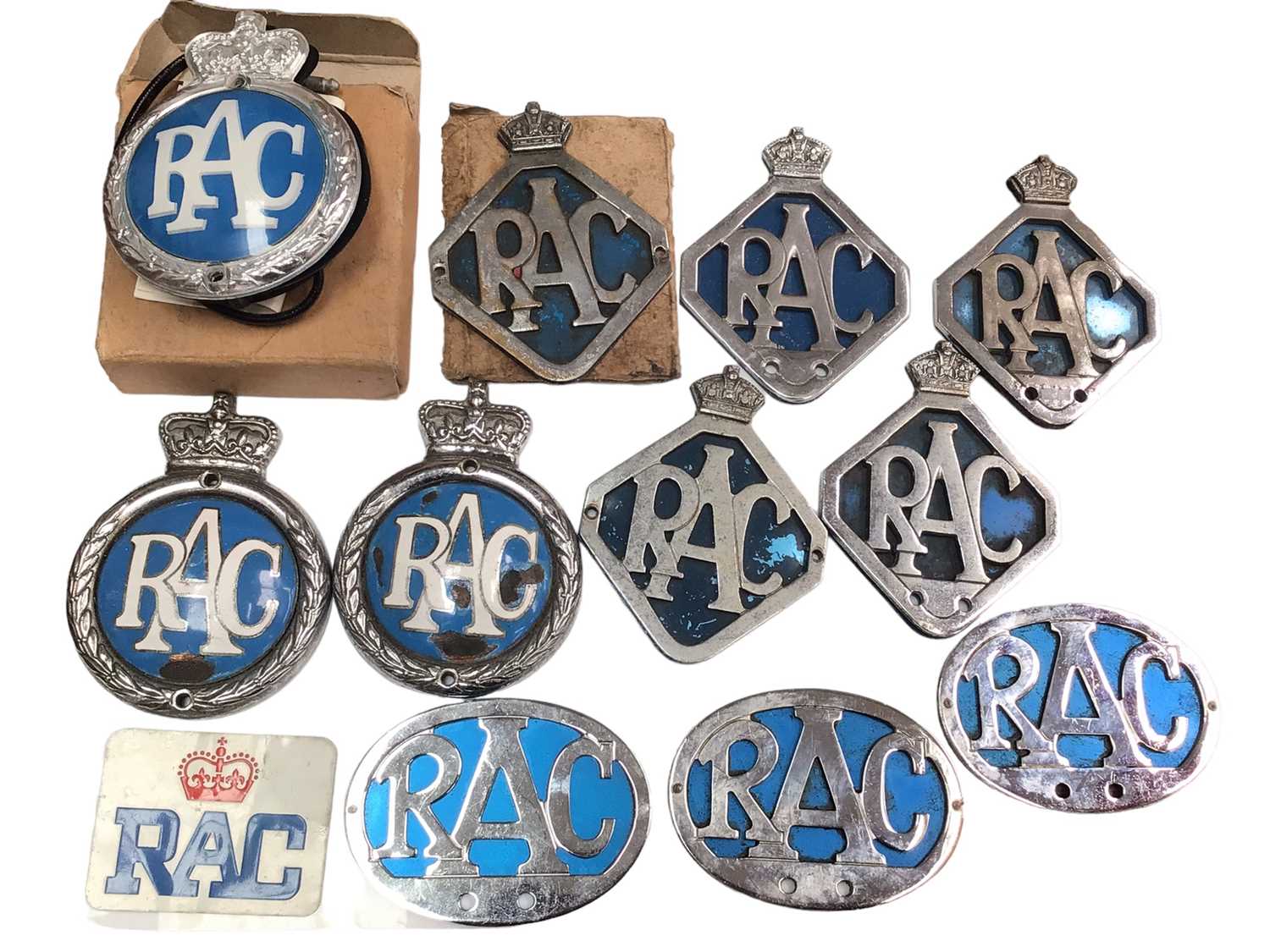 Lot 2008 - Lot Vintage RAC car badges (12)