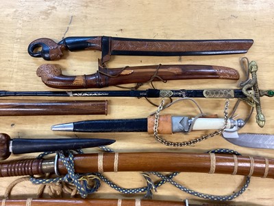 Lot 935 - Collection of knives to include a Malayan Kris and a Divers type knife (qty)