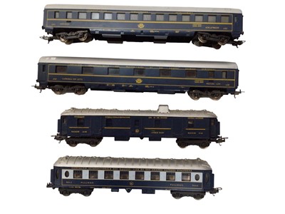 Lot 1984 - Selection of OO gauge carriages and rolling stock