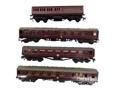 Lot 1984 - Selection of OO gauge carriages and rolling stock