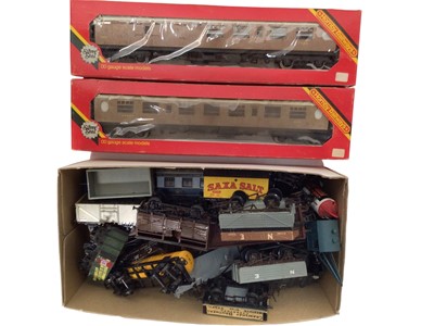 Lot 1984 - Selection of OO gauge carriages and rolling stock