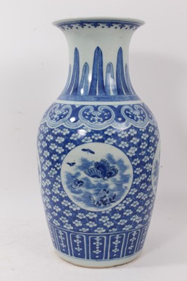 Lot 41 - 19th century blue & white vase