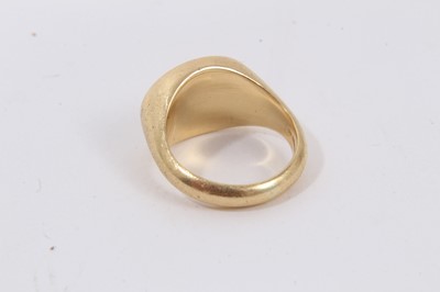 Lot 642 - Douglas Wilmer's gold signet ring