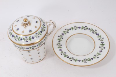 Lot 91 - A Paris porcelain (Guerhard et Dihl) chocolate cup, cover and trembleuse saucer, circa 1800