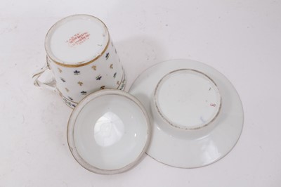 Lot 91 - A Paris porcelain (Guerhard et Dihl) chocolate cup, cover and trembleuse saucer, circa 1800