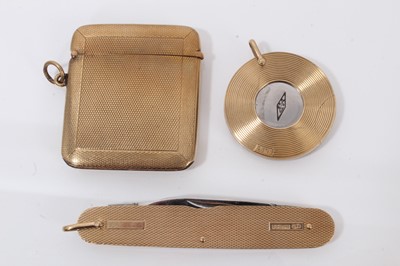 Lot 406 - 1930s 9ct gold vesta case with engine turned decoration, together with 1960s 9ct gold cigar cutter and 9ct gold penknife