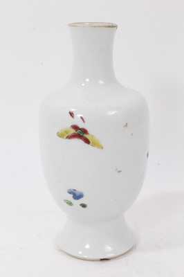 Lot 52 - 18th/19th century Chinese famille rose vase