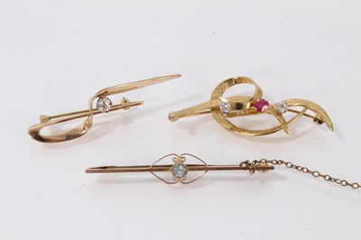 Lot 526 - Three gold and gem set brooches to include a ruby and diamond three stone brooch, diamond single stone brooch and an Edwardian bar brooch