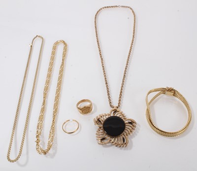 Lot 524 - Group of gold jewellery to include 18ct gold signet ring, 18ct gold wedding ring (cut), 18ct gold chain, Italian 750 two row bracelet, 14ct gold chain and a yellow metal onyx flower shaped pendant...