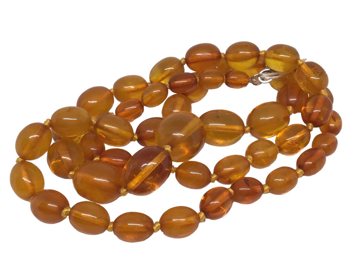 Lot 117 - Amber bead necklace