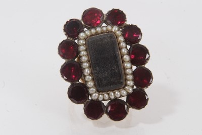 Lot 521 - Georgian garnet and seed pearl mourning ring